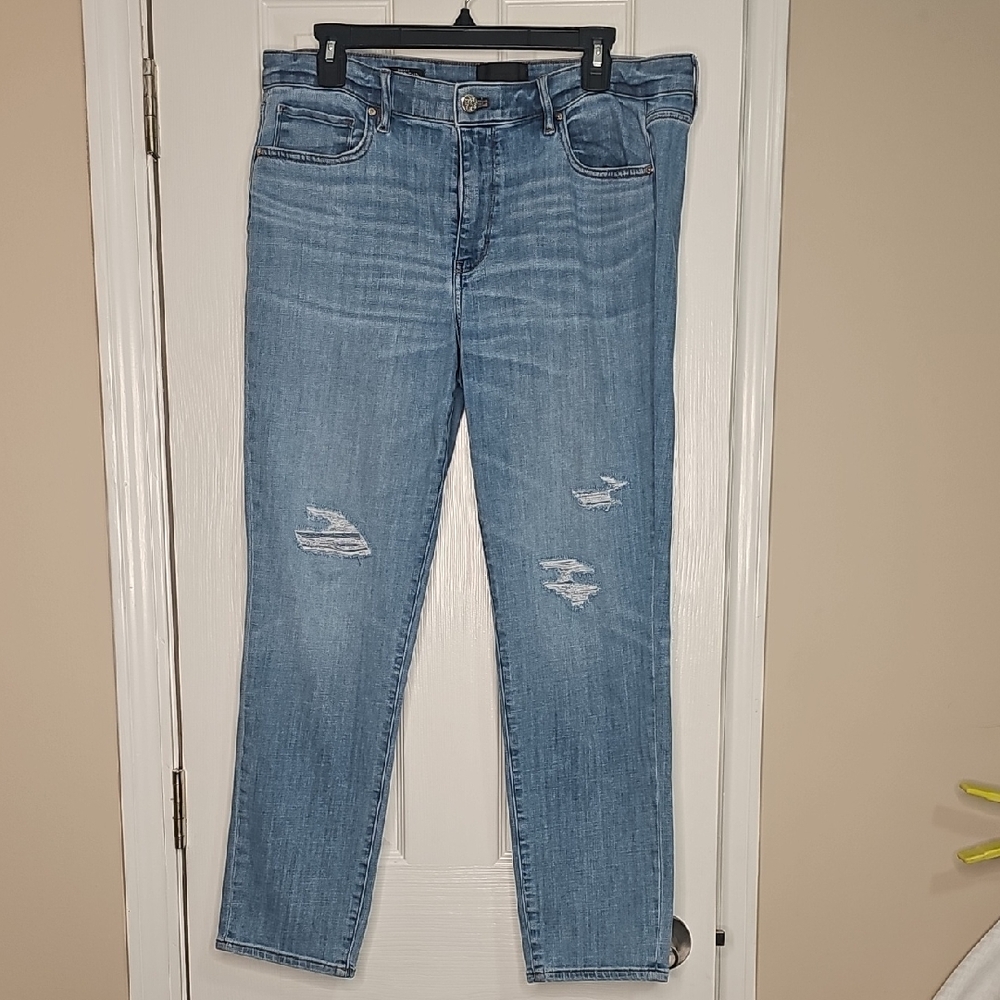 Light Wash Straight Leg Women's Jeans with Distressed Detail‎
